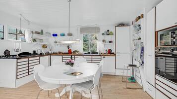 Køleskab, mikrobølgeovn, kogeplade, opvaskemaskine
