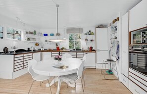 Réfrigérateur, four à micro-ondes, surface de cuisson, lave-vaisselle