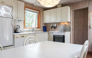 Réfrigérateur, micro-ondes, plaque de cuisson, lave-vaisselle