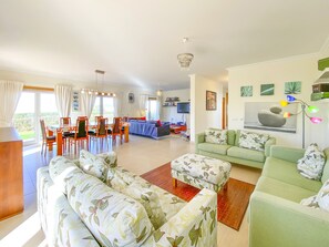 Smart-TV, Kamin, Bücher