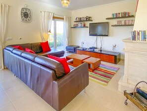 Smart-TV, Kamin, Bücher