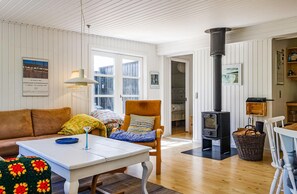 Televisión y chimenea 