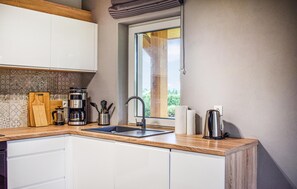 Réfrigérateur, surface de cuisson, lave-vaisselle, cafetière-théière