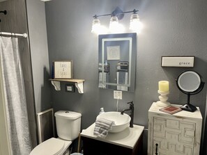 Ducha, secador de pelo, toallas, jabón