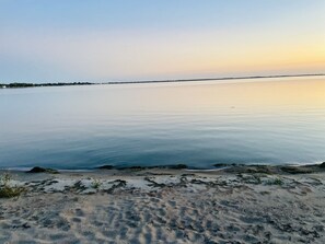 Una playa cerca, sillas reclinables de playa, toallas de playa