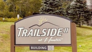 Schild für 'Trailside II at Hunter' mit Bergkulisse.