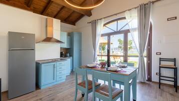 KylskÄp, spishÀll, diskmaskin och kaffe- och tebryggare