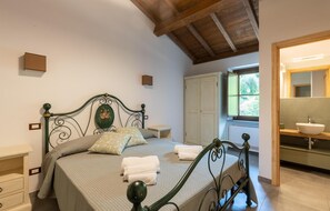 10 bedrooms, travel cot, free WiFi, bed sheets