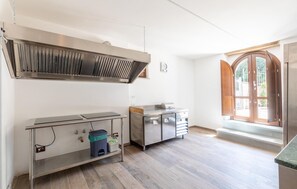 Kühlschrank, Mikrowelle, Herdplatte, Geschirrspüler
