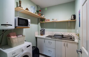 Refrigerador, parrilla de estufa y cafetera y tetera 
