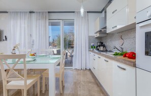 Een koelkast, een magnetron, een oven, een kookplaat