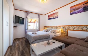 2 bedrooms, travel cot, free WiFi, bed sheets