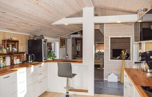 Fridge, microwave, oven, dishwasher - Lovely home in Huskvarna (Huskvarna)