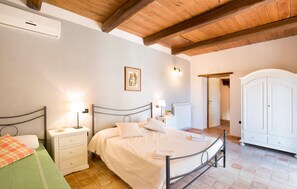 7 bedrooms, travel cot, free WiFi - Stunning home in San Marco Argentano (San Marco Argentano)