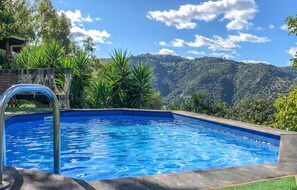Una piscina con vista su un paesaggio montuoso.