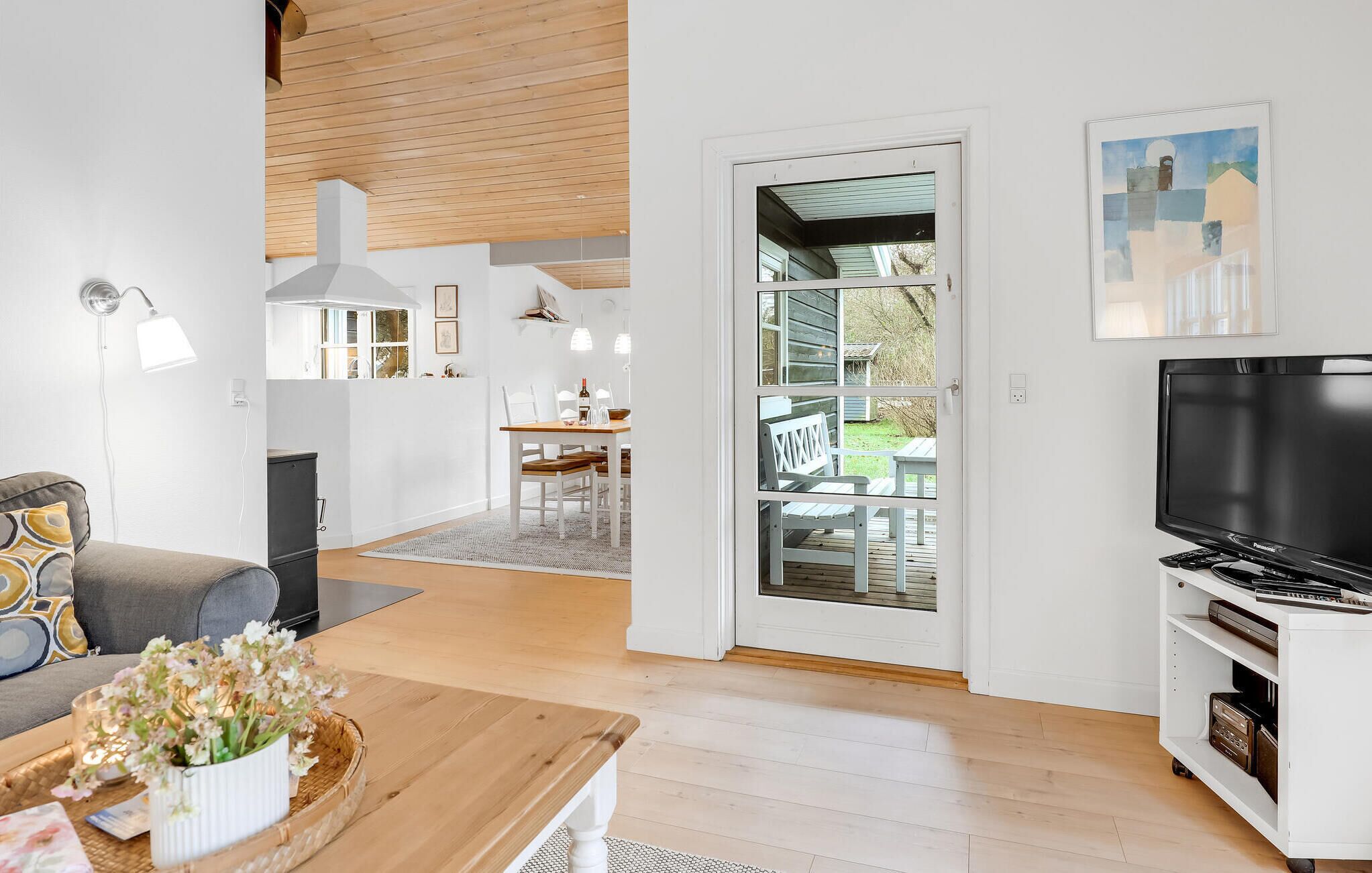 Televisión y chimenea 