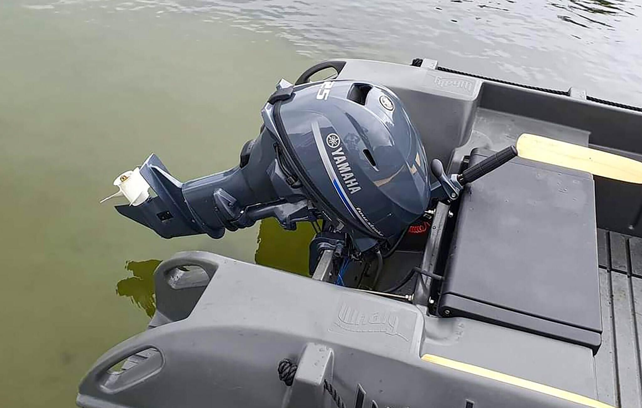 Le moteur d’un bateau et une partie de sa structure.