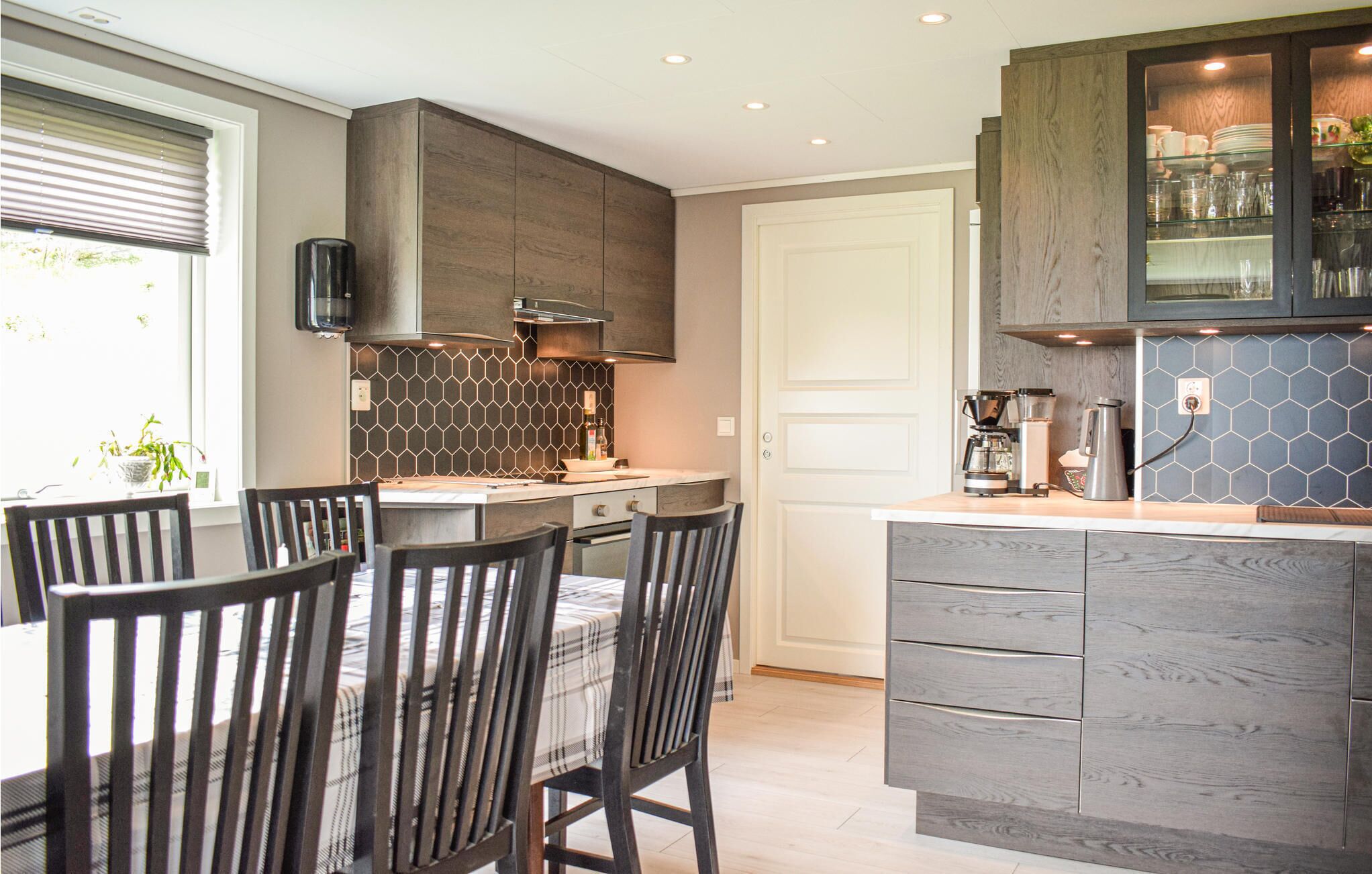 Frigorífico, horno, placa de cocina y lavavajillas