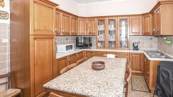 Fridge, stovetop, coffee/tea maker