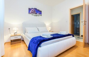 7 bedrooms, travel cot, free WiFi, bed sheets