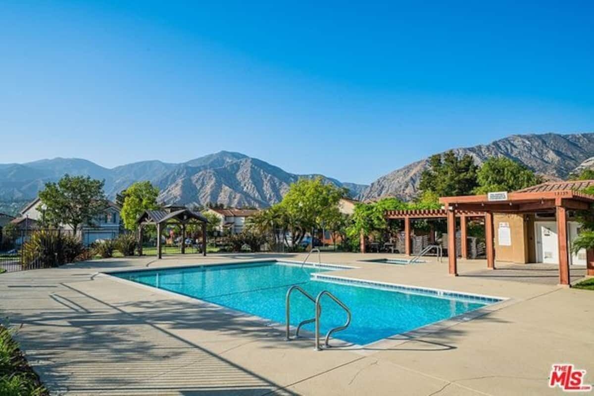 Spacious & Peaceful 4 bedroom Mountain House near Studios, Hiking and Hollywood