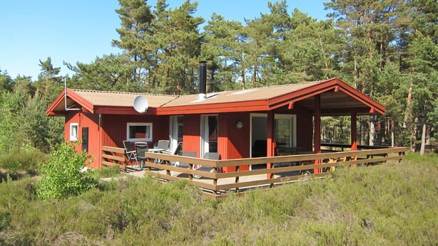 A red cabin with a covered porch, a satellite dish, and a TV. - Pet friendly home in Nexø with kitchen (Nexø)