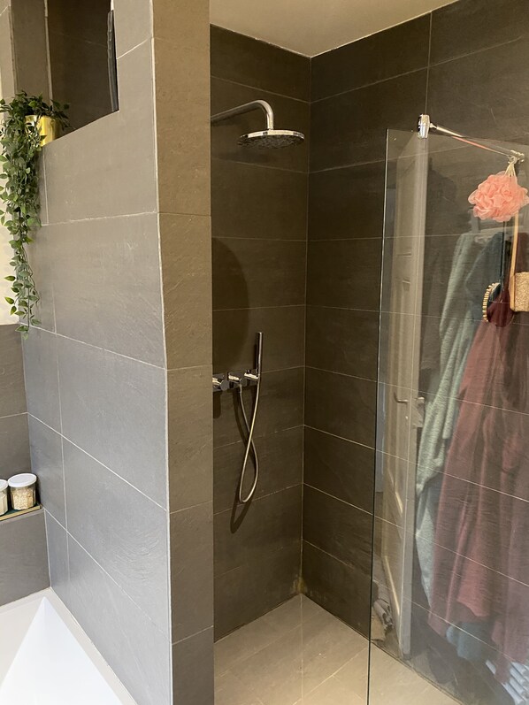 Combined shower/tub