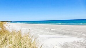 A beach with clear skies and calm waters. - Lovely home in Nexø with kitchen (Nexø)