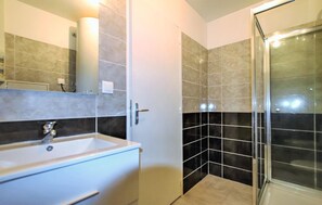 Shower - 3 bedroom nice home in Vanosc (Vanosc)