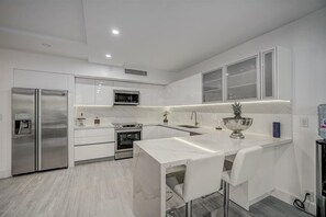 Kühlschrank, Mikrowelle, Ofen, Herdplatte