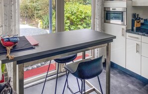 Refrigerador, lavavajillas y cafetera y tetera 