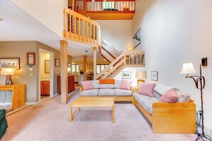 TV, fireplace, DVD player, books - Charming Jackson Mountain Retreat on Golf Course! (Jackson)