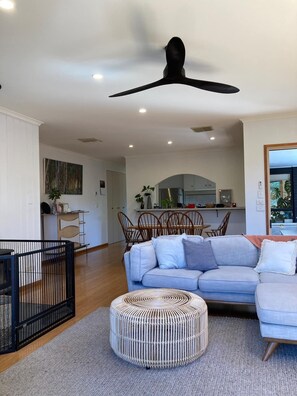 Smart TV, fireplace, stereo - Wai~Tai Torquay Family Abode (Torquay)