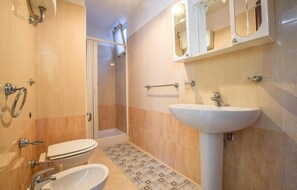 Shower - Amazing apartment in Ricadi with house sea view (Ricadi)