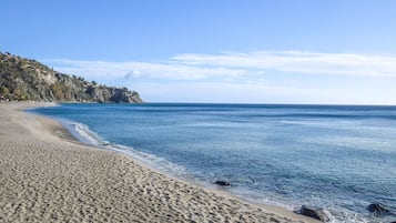 Una spiaggia nelle vicinanze