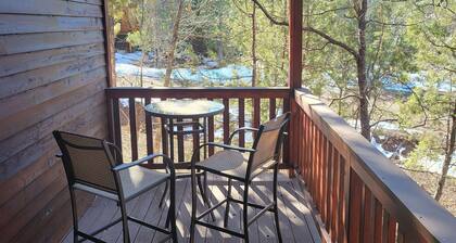Cool Mountain Escape, Spacious Pinetop Cabin+Decks