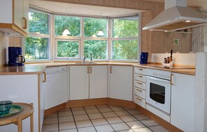 Fridge, stovetop, dishwasher - 3 bedroom beautiful home in Nexø (Nexø)