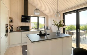 Kylskåp, mikrovågsugn, diskmaskin och grytor/köksredskap