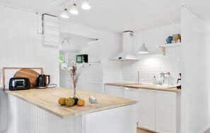 Kühlschrank, Geschirrspüler, Wasserkocher mit Kaffee-/Teezubehör