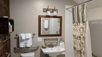 Combined shower/tub, hair dryer, towels