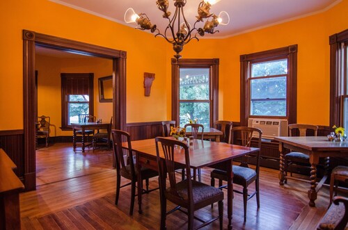 A spacious Ground-level King/King 2-room Suite B&B in Downtown Shelburne - Delicious Breakfasts! BAR