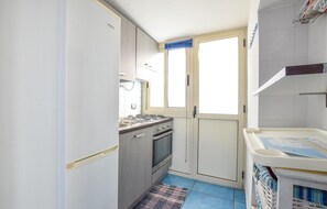 Fridge, oven, stovetop, cookware/dishes/utensils