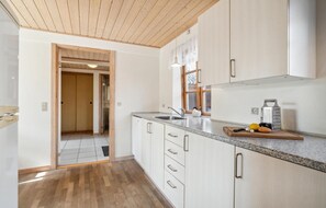 Réfrigérateur, micro-ondes, plaque de cuisson, lave-vaisselle
