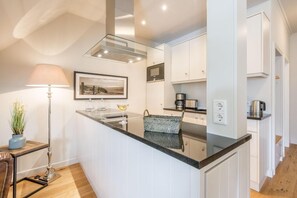 Fridge, microwave, stovetop, dishwasher - Exquisite. Wellness. Thatch. - Witthüs (Wenningstedt-Braderup (Sylt))