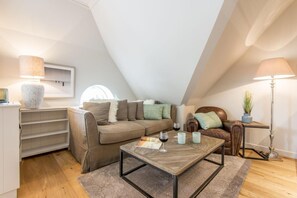 Unclassified image, 3 of 45, button