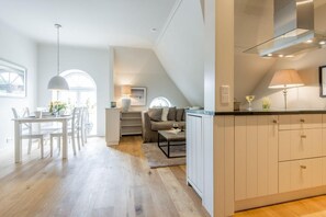 Unclassified image, 4 of 45, button