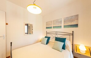 1 quarto, berço de viagem, roupa de cama