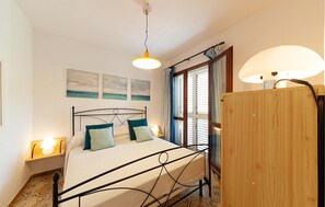 1 camera, culla da viaggio, lenzuola