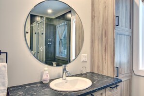 Combined shower/tub, hair dryer, towels, soap - Beautiful waterfront cottage (Labelle)