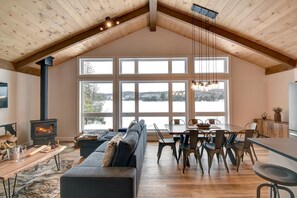 Smart TV, fireplace, video games, DVD player - Beautiful waterfront cottage (Labelle)